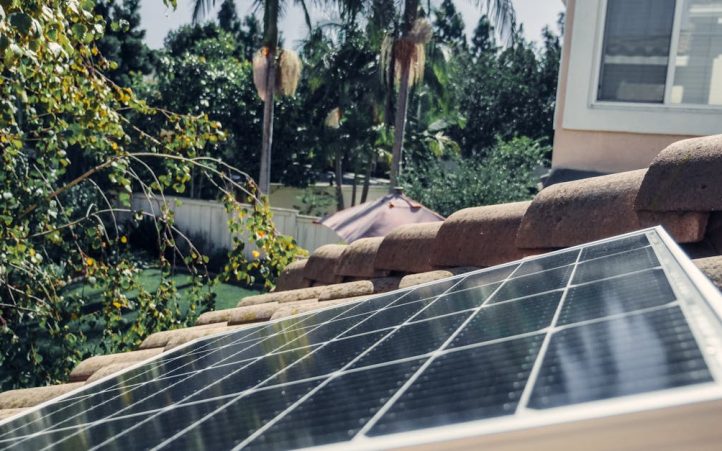 découvrez l'univers des photovoltaïques : une technologie innovante qui transforme la lumière du soleil en énergie propre. apprenez comment ces systèmes solaires peuvent réduire votre empreinte carbone et vous faire économiser sur vos factures d'électricité.